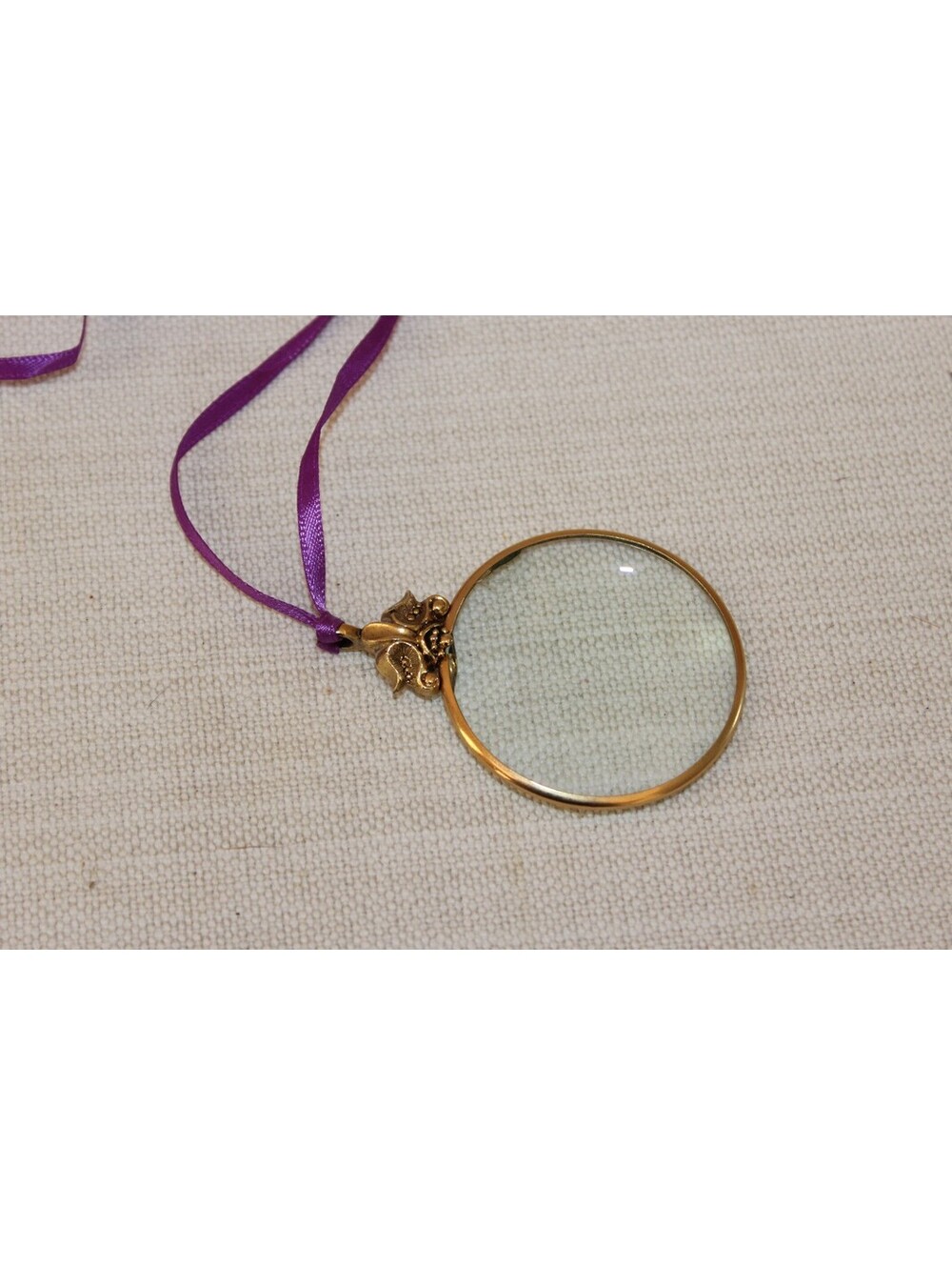 Vintage Avon Gold Tone Magnifying Glass Pendant Floral Design Ribbon Necklace